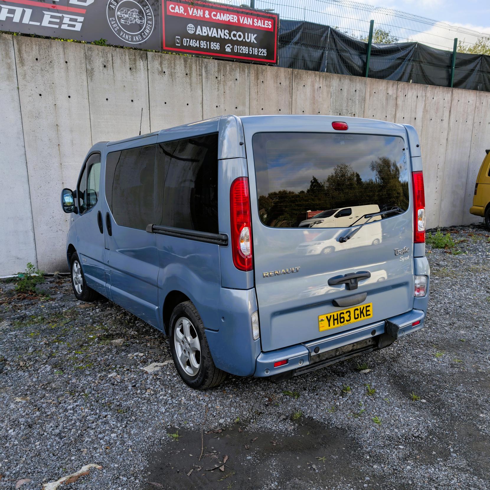 Renault Trafic RENAULT TRAFIC SPORT AUTOMATIC CAMPER VAN U SHAPE DAY VAN