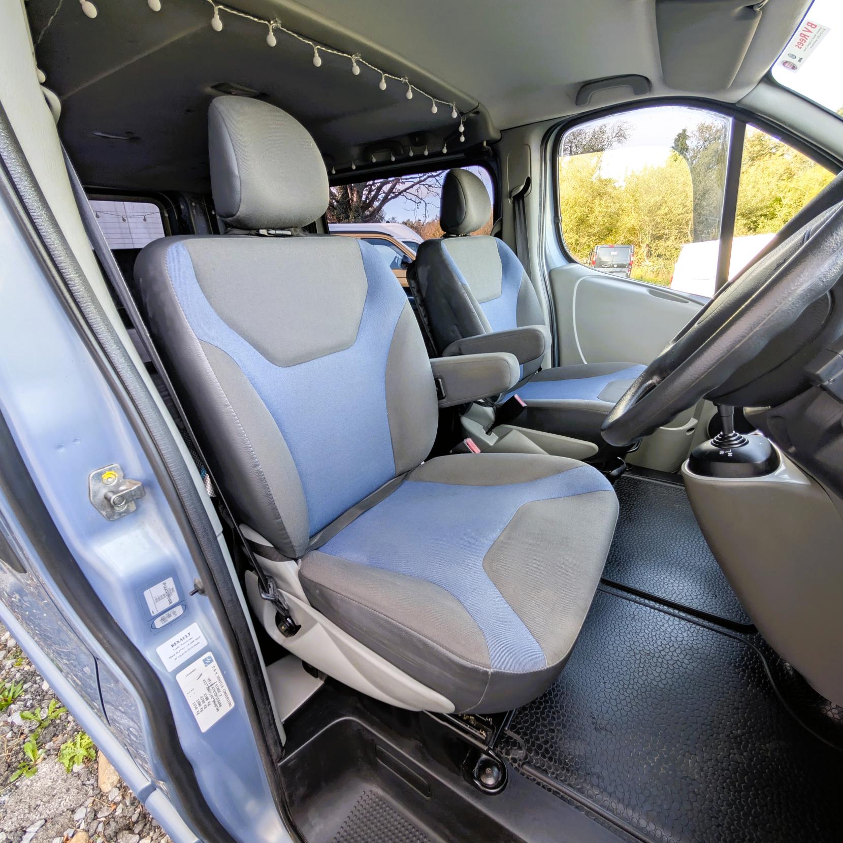 Renault Trafic RENAULT TRAFIC SPORT AUTOMATIC CAMPER VAN U SHAPE DAY VAN