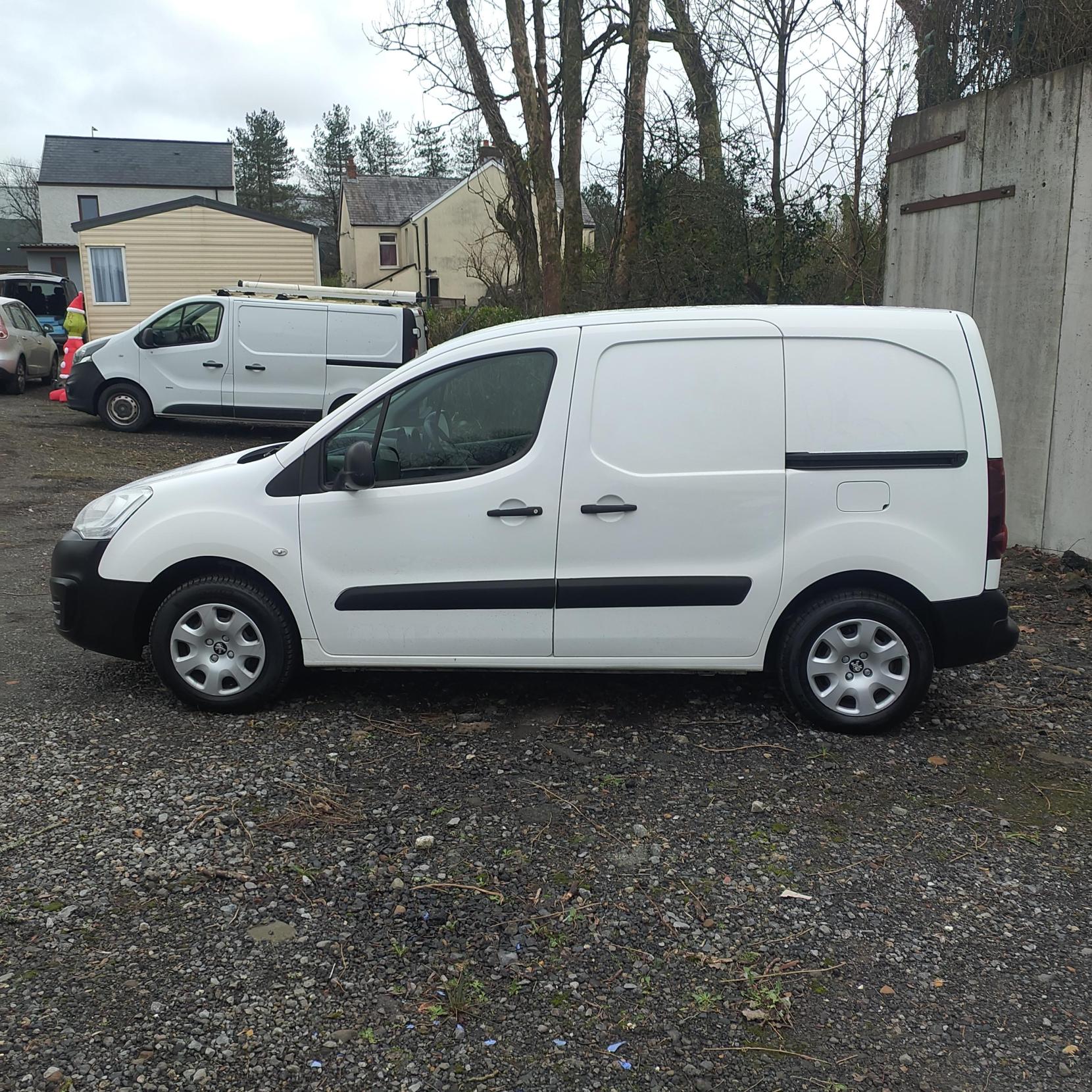 Peugeot Partner 1.6 BlueHDi 854 Professional Panel Van 5dr Diesel Manual L1 (112 g/km, 97.64 bhp)