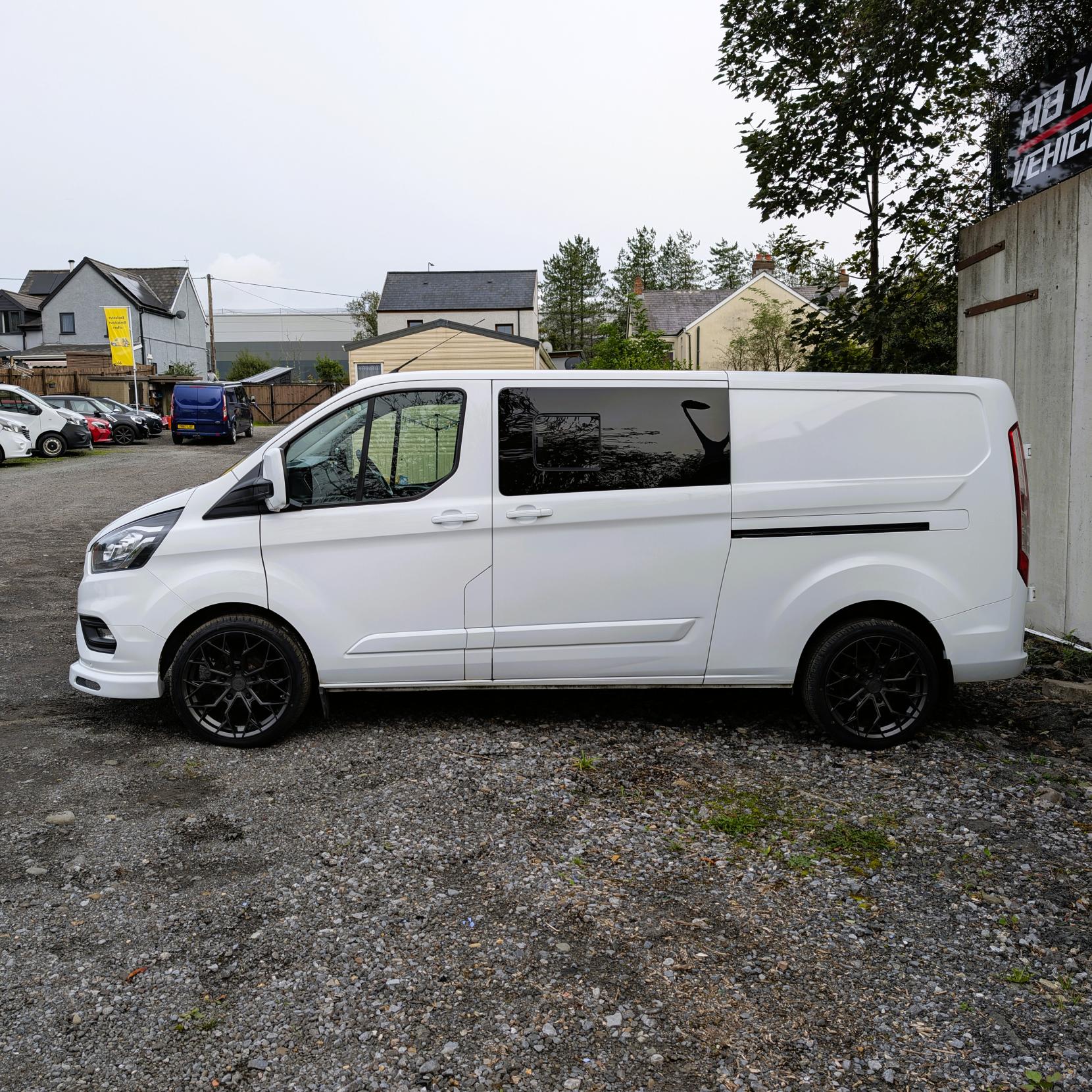Ford Transit Custom 2.0 Limited Crew Van Double Cab 5dr Diesel L2 H1 Euro 6 (s/s) (6 Seat) (130 ps)