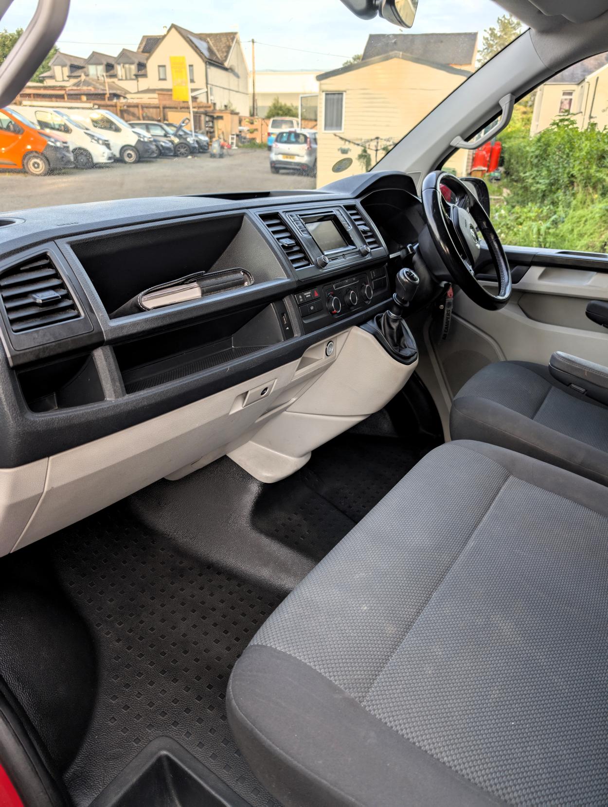 Volkswagen Transporter 2.0 TDI T28 Highline Crew Cab 5dr Diesel Manual FWD LWB Euro 6 (s/s) (150 ps)