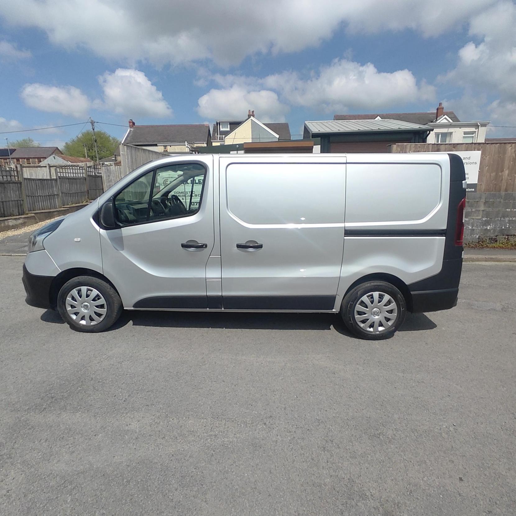 Renault Trafic 1.6 dCi 27 Business Panel Van 5dr Diesel Manual SWB Standard Roof Euro 6 (120 ps)