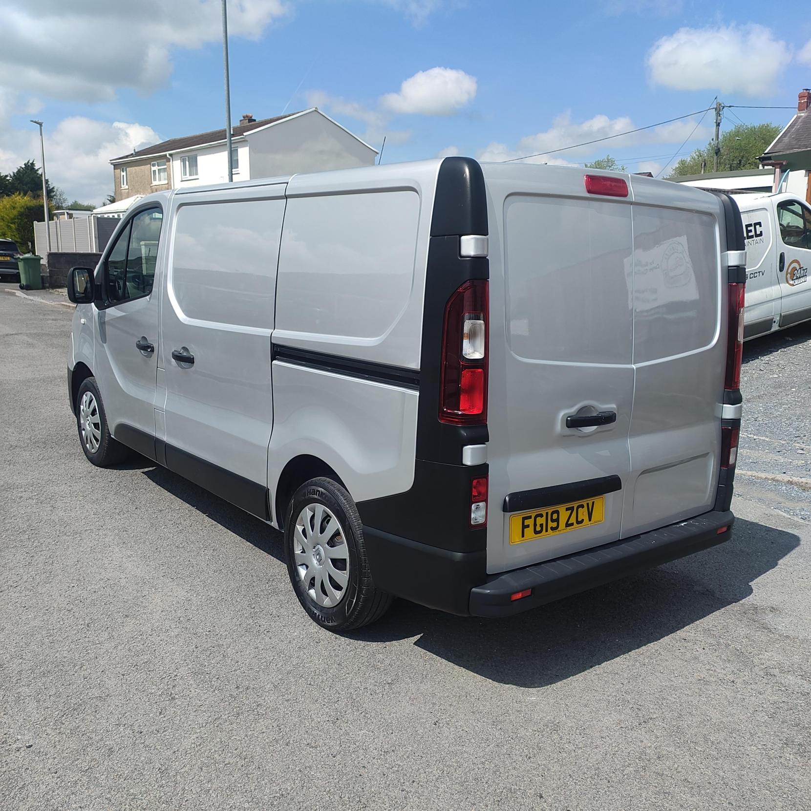 Renault Trafic 1.6 dCi 27 Business Panel Van 5dr Diesel Manual SWB Standard Roof Euro 6 (120 ps)